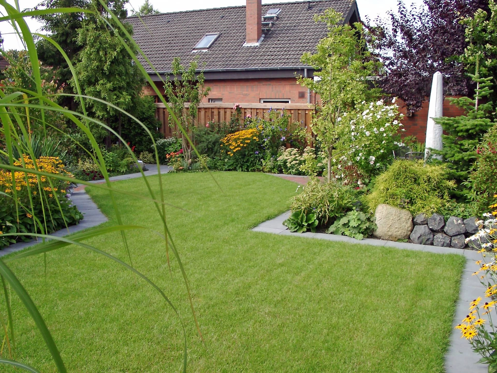 gartenbau-rasen-steinmauer