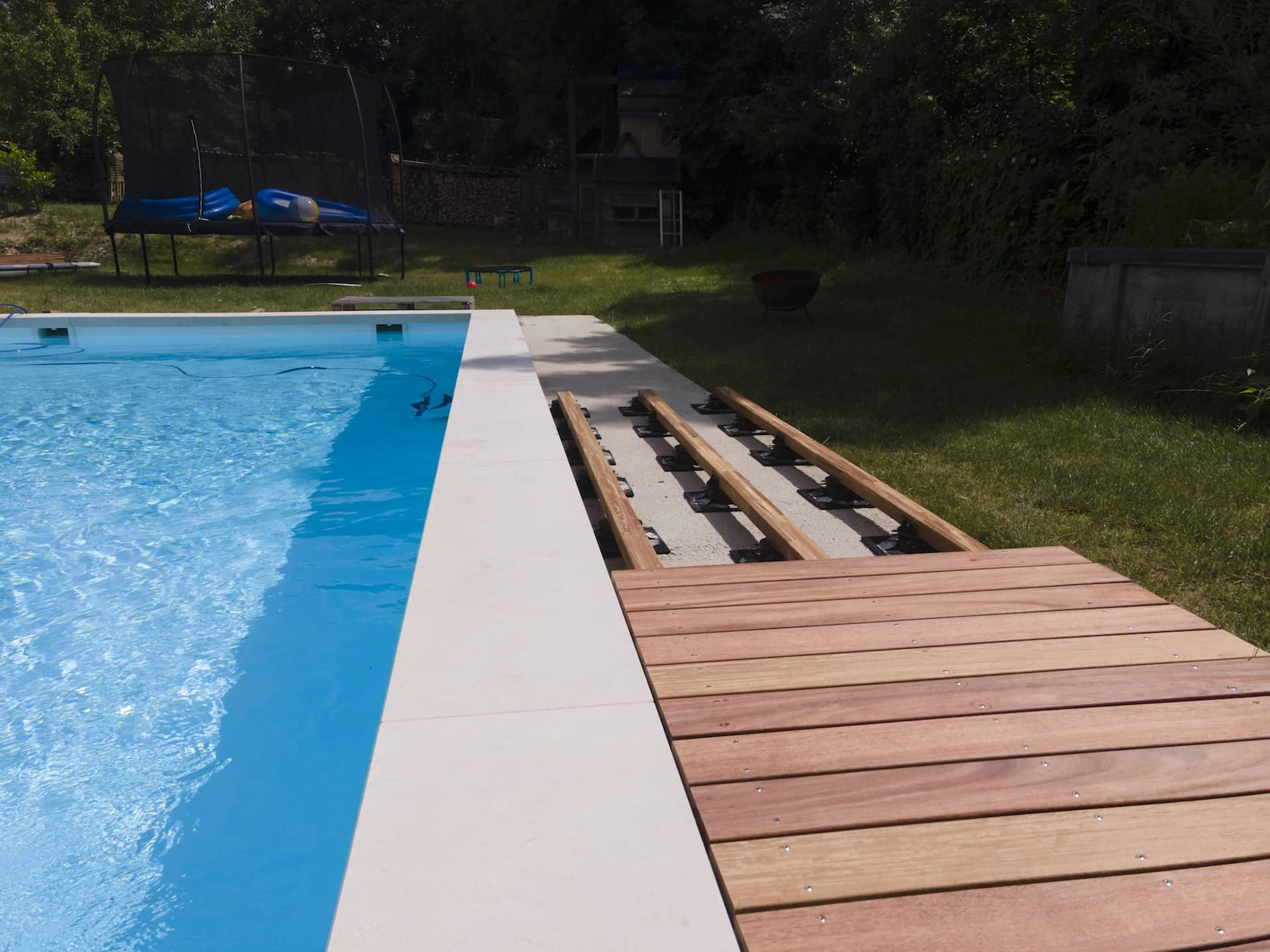 poolbau-rechteckig-holzumrandung-bau