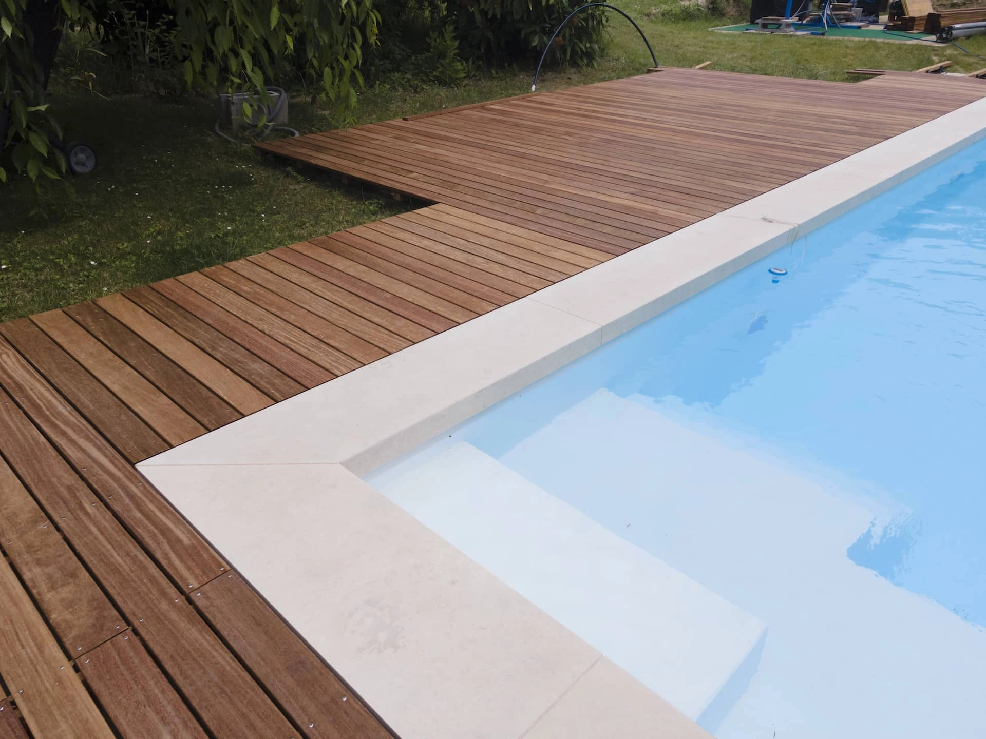 poolbau-rechteckig-holzumrandung
